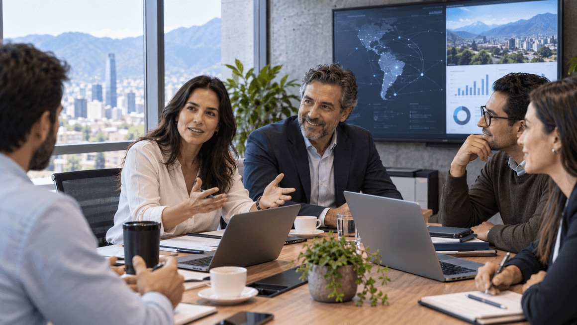 Especialistas colaborando en una reunión de estrategia tecnológica.